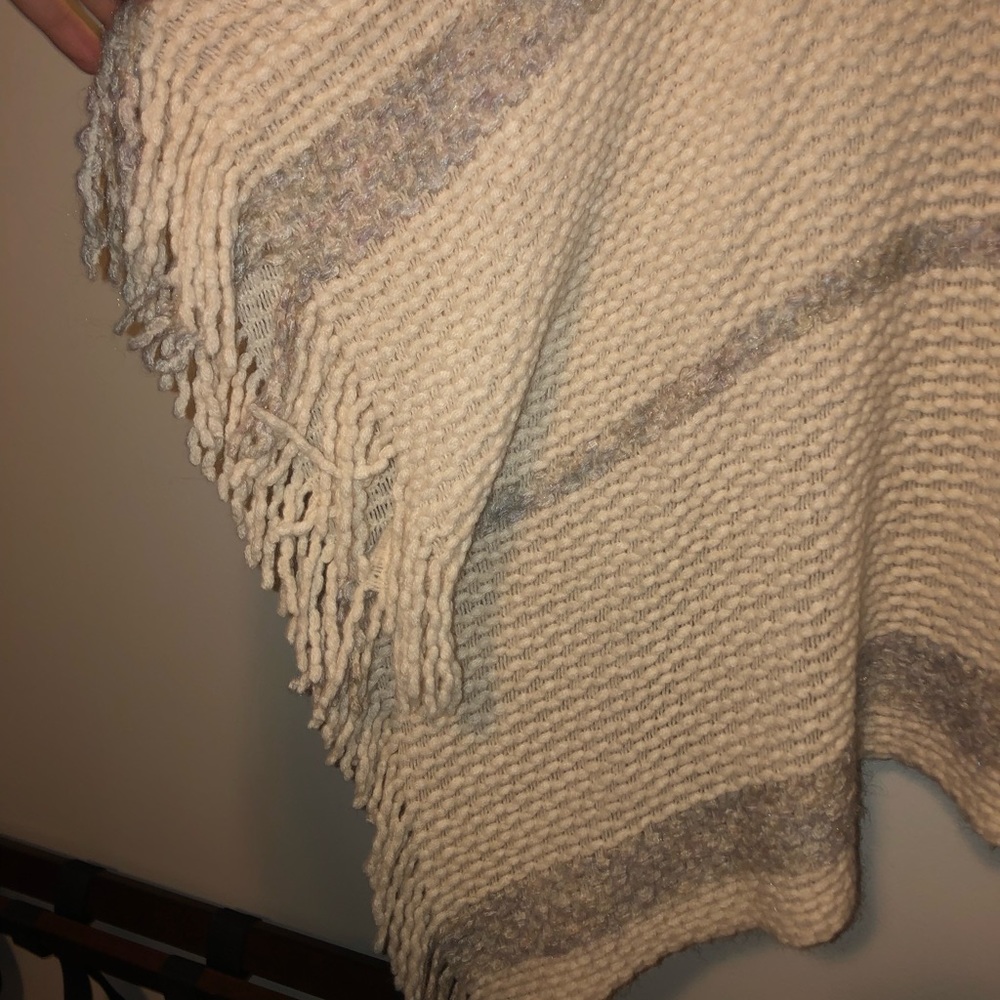 Do everything in love Shaw /poncho - Picture 3 of 5